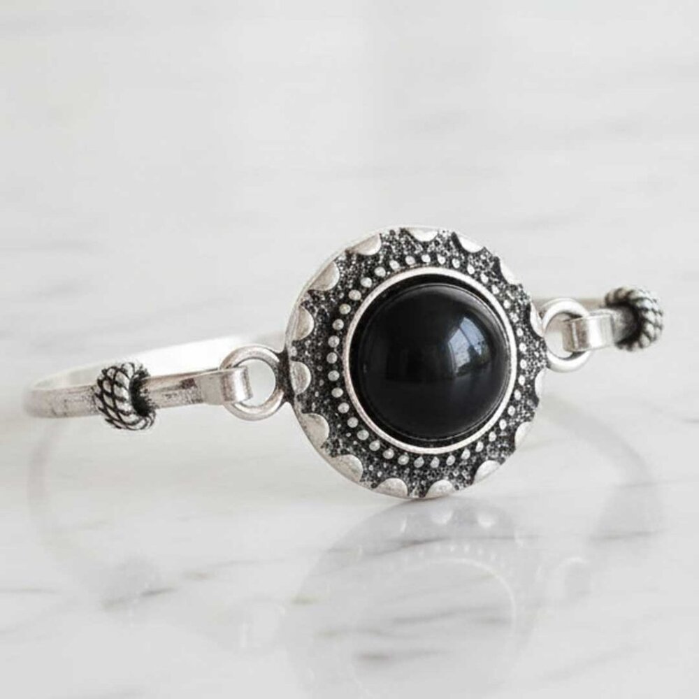 Ladies Vintage Style Black Stone Bracelet 16$